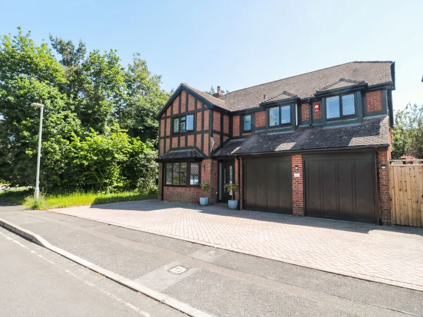 1 Charlotte Close - Image 1