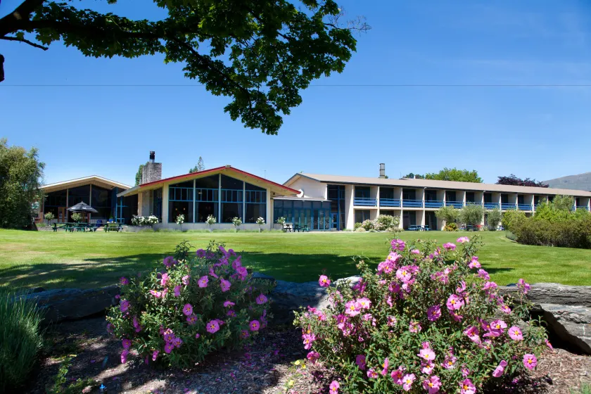 Wanaka Hotel - Image 1