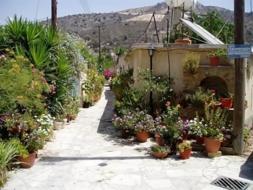 Romios Holiday Apartments - Image 1