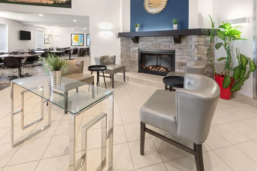 Super 8 by Wyndham Trois-Rivieres - Image 1
