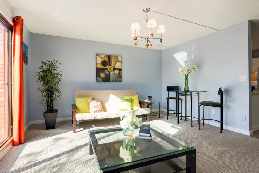 Superb 3BR mins to DT SAIT - Image 1