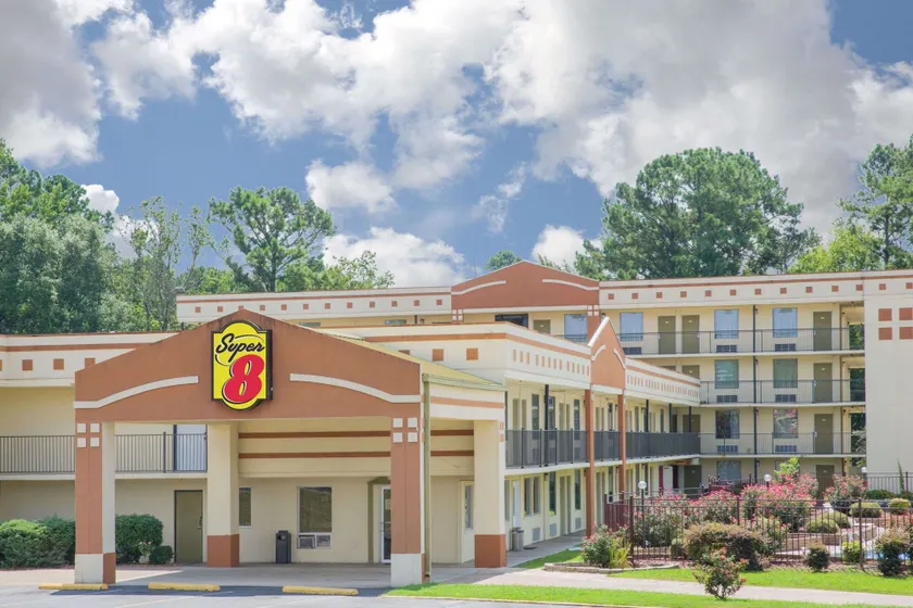 Super 8 by Wyndham Jasper - Image 1