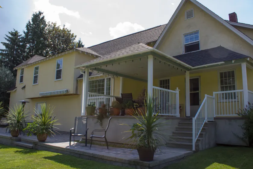 Genelle House B&B Guest House - Image 1