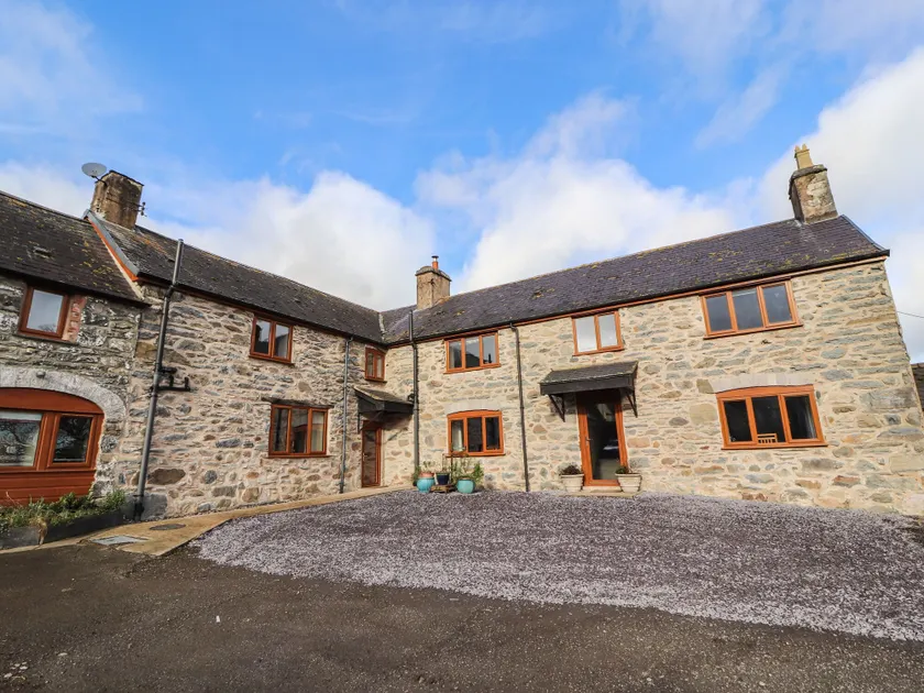 Maestyddyn Farm House - Image 1