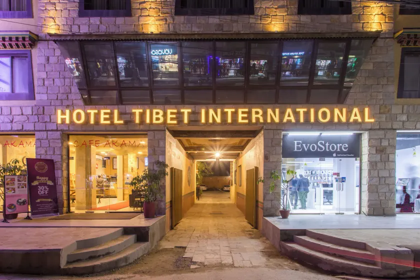 Hotel Tibet International - Interior entrance
