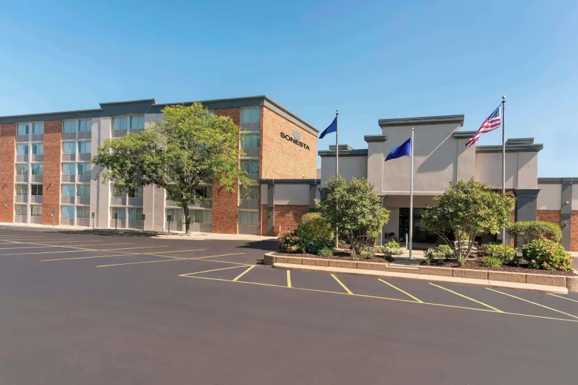 The Center Hotel Grand Rapids Airport - Image 1