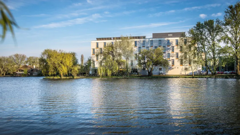 Best Western Plus Lakeside Hotel - Image 1