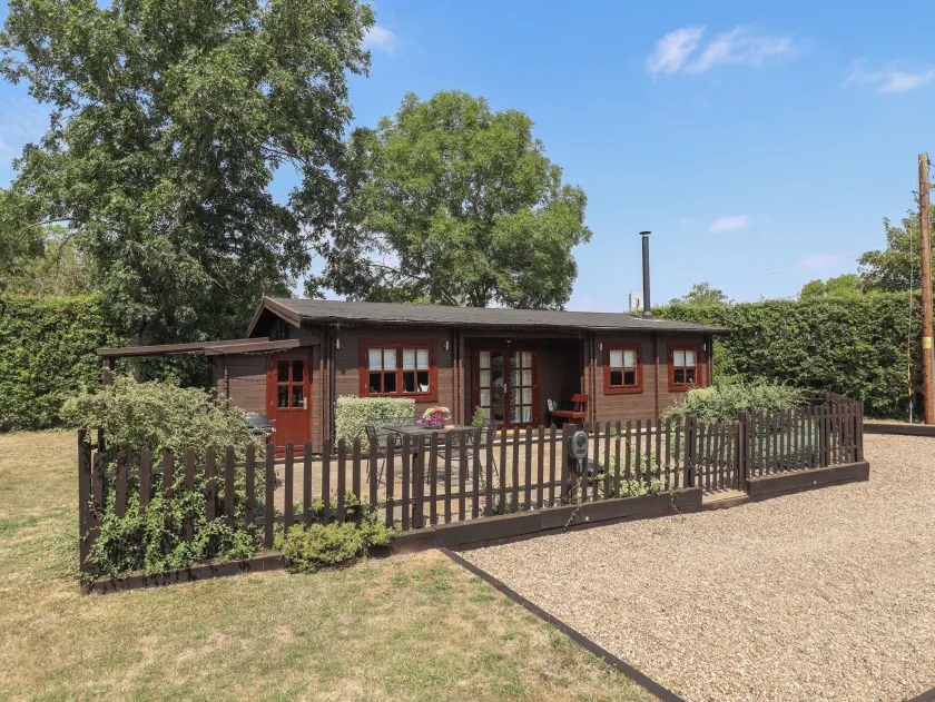 Tythe Lodge - Hot Tub Retreat in Rural Lincolnshire Family-Friendly Lodge Near Heckington - Image 1