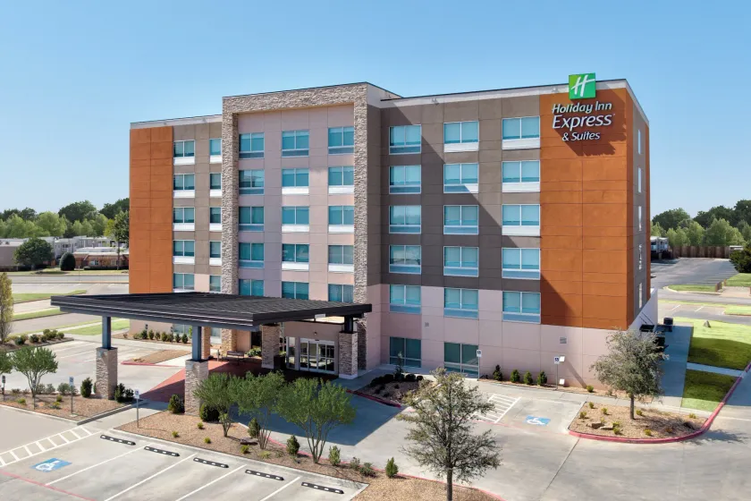 Holiday Inn Express & Suites Moore by IHG - Image 1
