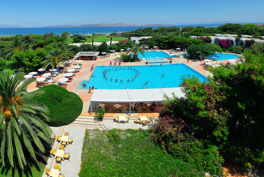 Caravia Beach Hotel - Image 1