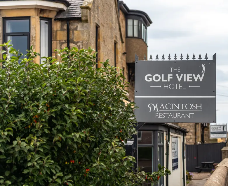 GOLF View Hotel & Macintosh Restaurant - Image 1