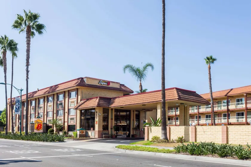 Super 8 by Wyndham Anaheim/Disneyland Drive - Image 1