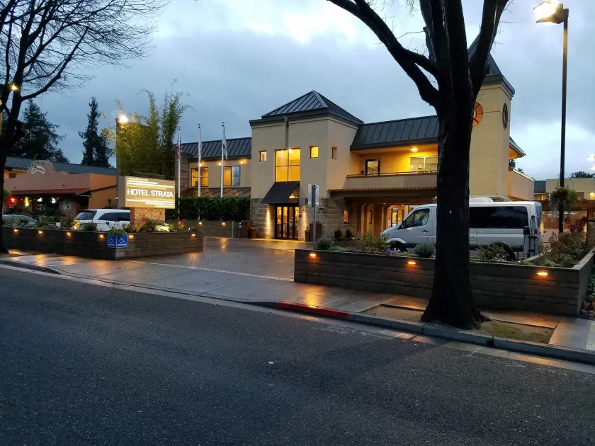 Hotel Strata - Image 1