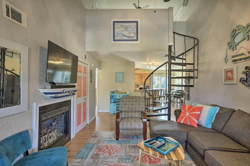 Unique 2 Bedroom / 2 Bath Condo in Myrtle Beach - Image 1