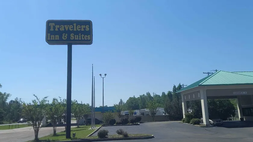 Traveler Inn and Suites - Image 1