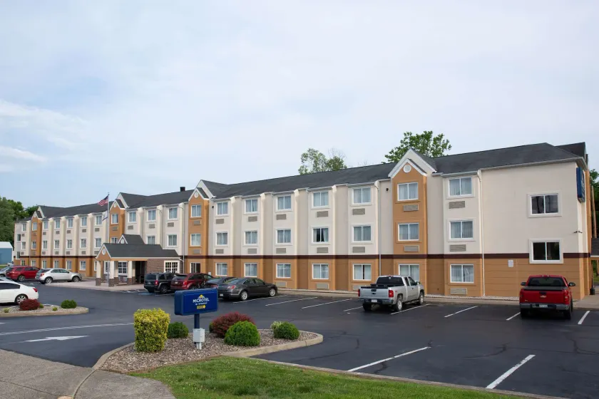 Microtel Inn & Suites by Wyndham Charleston - Image 1