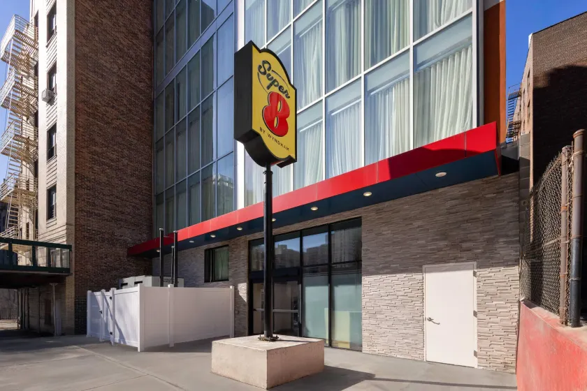 Super 8 by Wyndham Bronx Near Stadium - Image 1