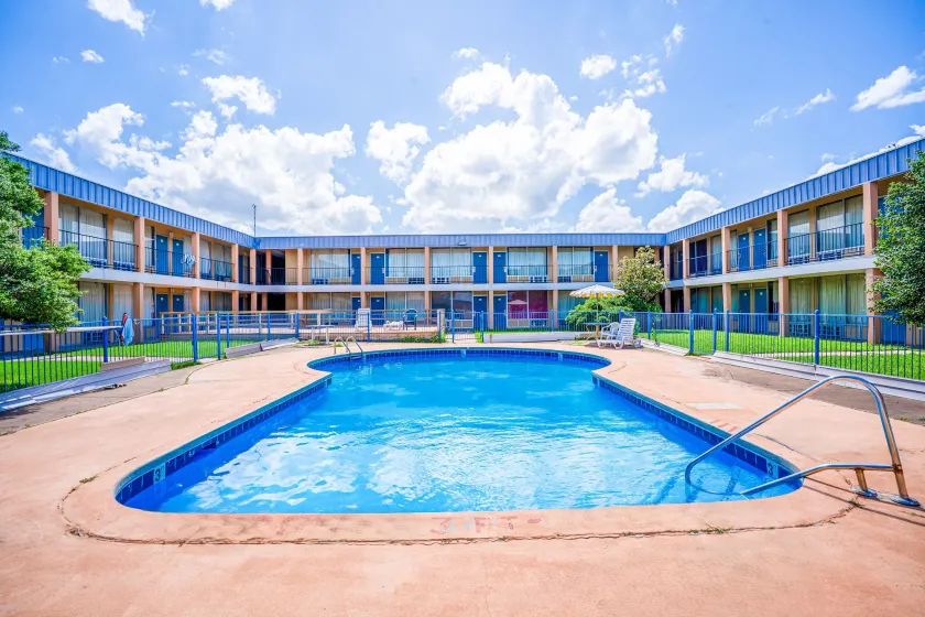Castle inn & suites by OYO Lawton - Image 1