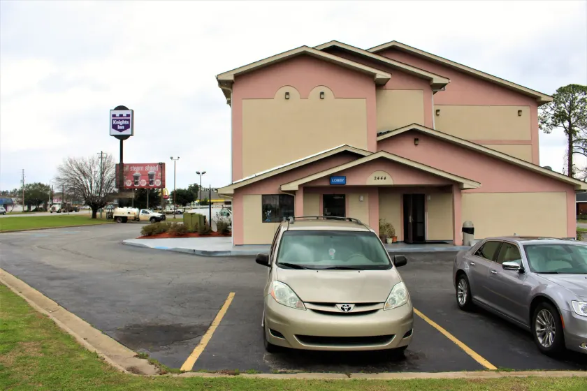 Knights Inn Albany - Image 1