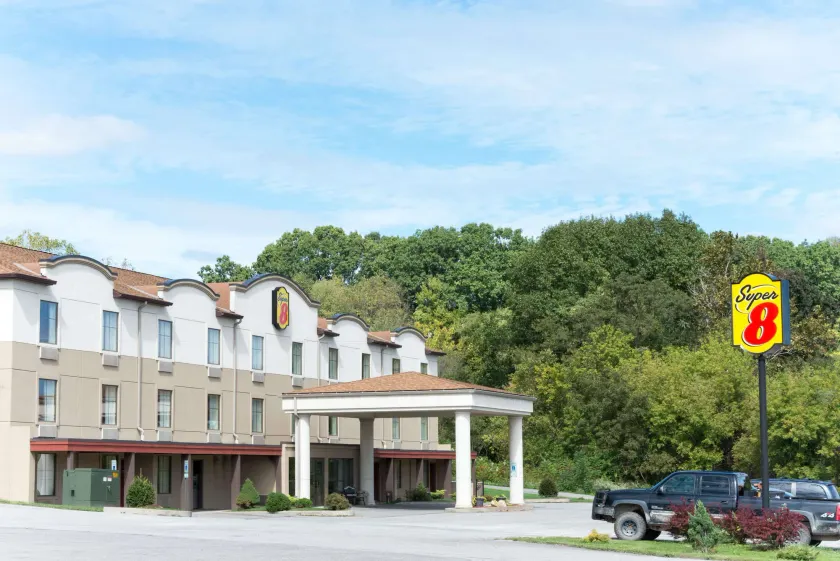 Super 8 by Wyndham Beaver Falls - Image 1