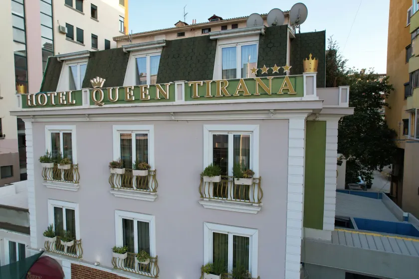 Hotel Queen - Image 1