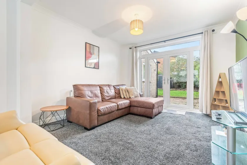 Awesome Coventry Home for Business Contractors and Suitable for families with Free Parking 14mins from NEC - Image 1