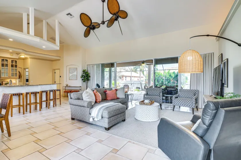 Spacious Oasis w/ Lagoon Pool & Spa in Cape Coral! - Intérieur