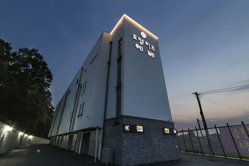 Hotel Leeds - Image 1