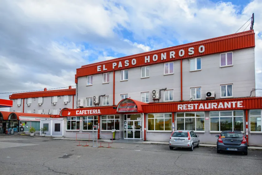 Hotel El Paso Honroso - Image 1