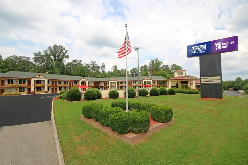 Knights Inn Pilot Mountain - Image 1