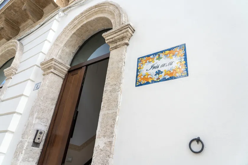 B&B Iris - Image 1