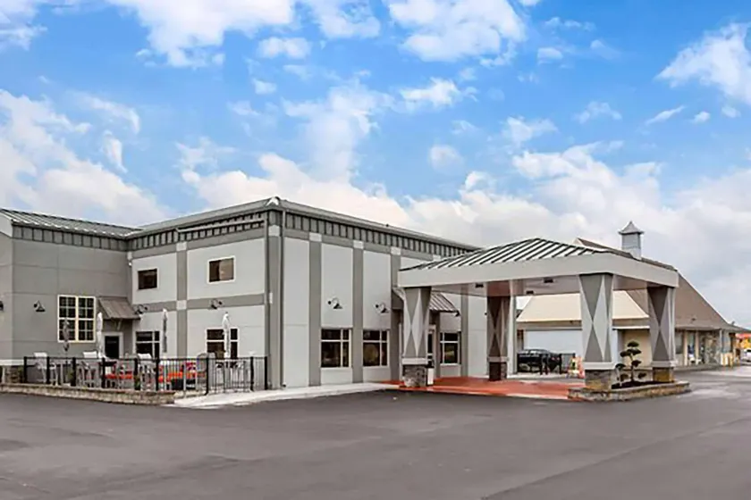 Days Inn & Suites by Wyndham Bowling Green - Image 1