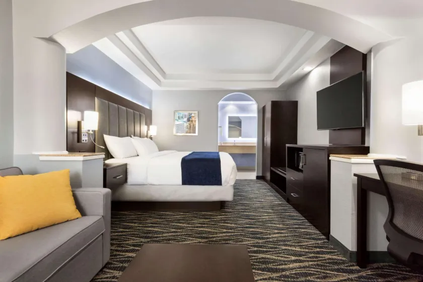 Days Inn & Suites by Wyndham Houston Hobby Airport - Image 1