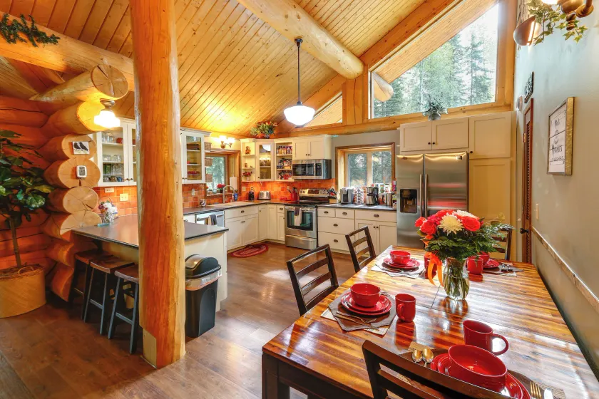 Riverside Log Cabin: On-site Aurora Viewing! - Interior