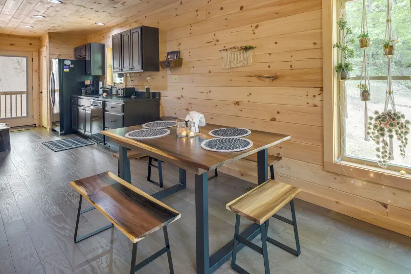 Furnished Deck & Fire Pit: Serene Marshall Cabin! - Innvendig