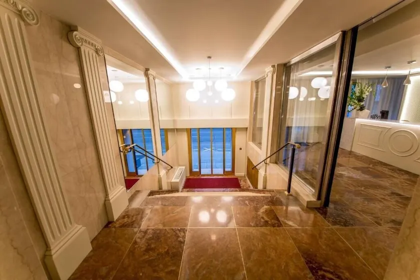 Geneva by Fassbind - Interior entrance
