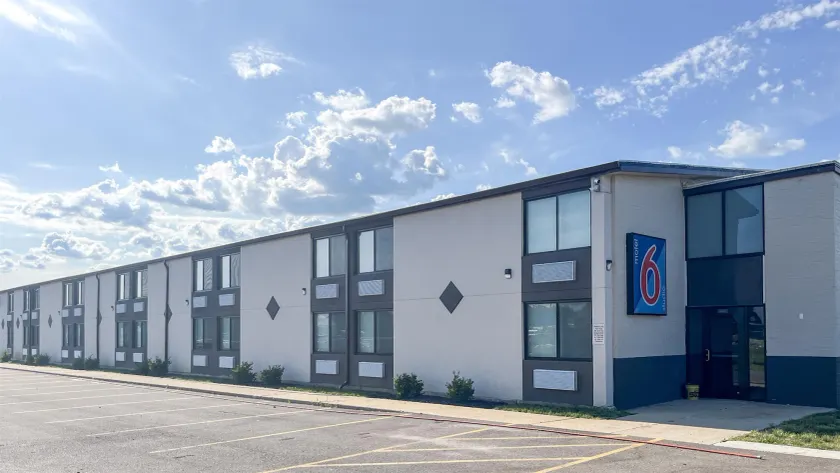 Motel 6 Rockford, IL – RFD Airport - Image 1