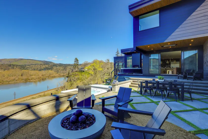 Private Hot Tub! Luxe Hood River Retreat Near Dtwn - Image 1