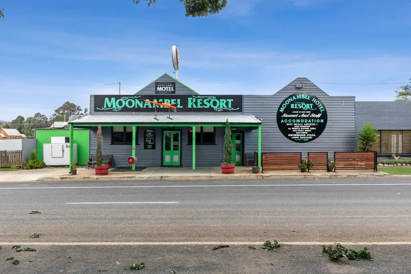 Moonambel Hotel - Image 1