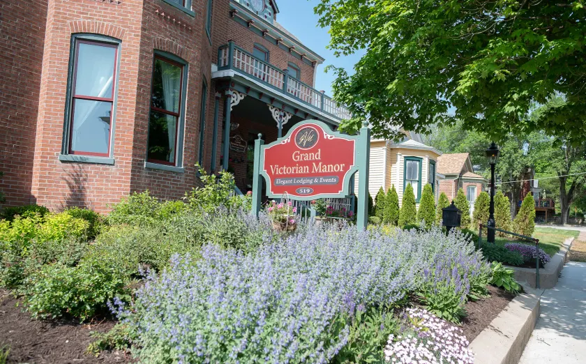 Boonville Luxury Lodging - Image 1