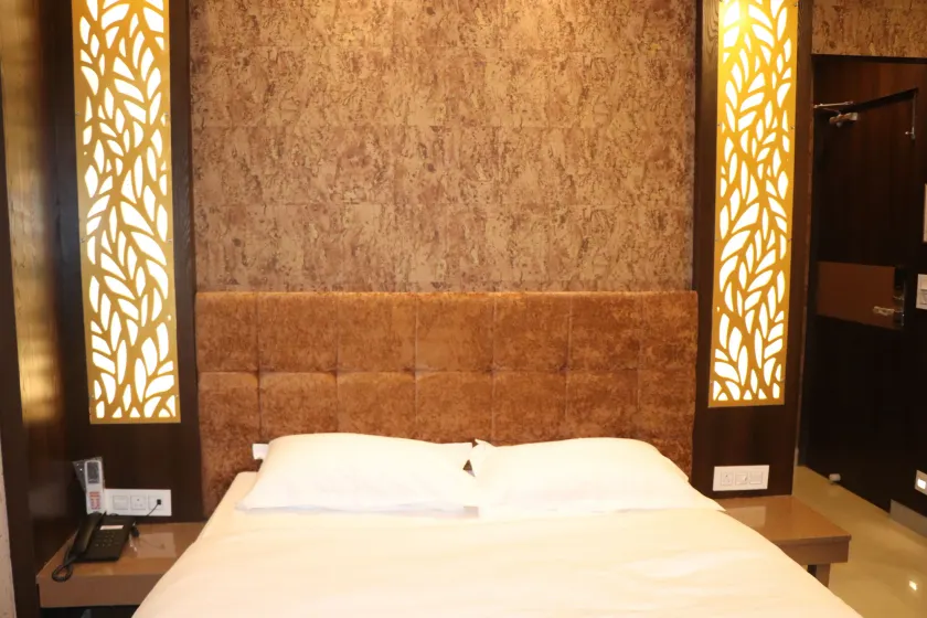 Hotel Angina - Image 1