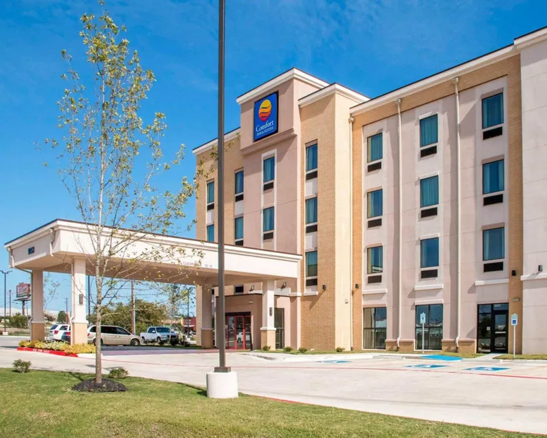 Comfort Inn & Suites San Marcos near Outlet Mall - Image 1