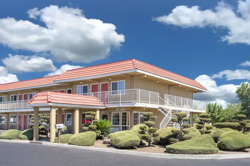 Days Inn by Wyndham Turlock - Image 1