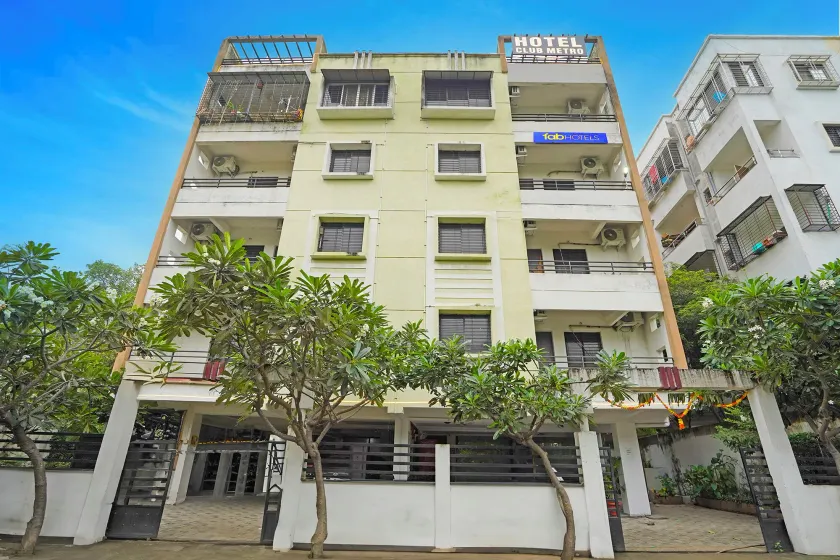 Fabhotel Club Metro - Image 1