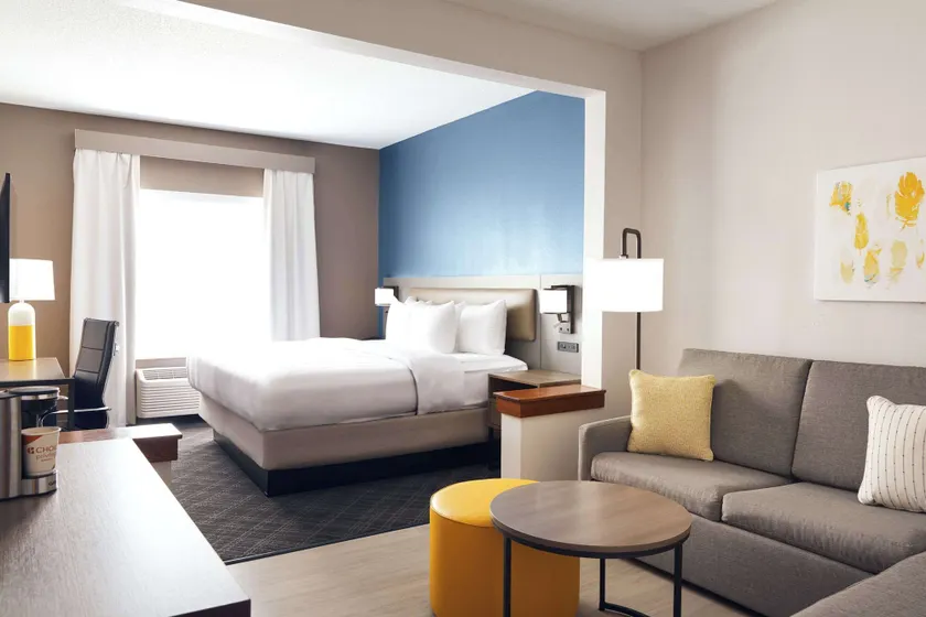 Comfort Suites Milwaukee Airport - Image 1