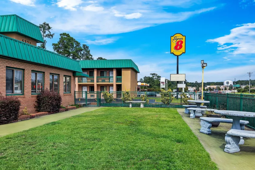 Super 8 by Wyndham Columbia/Ft. Jackson SC - Image 1