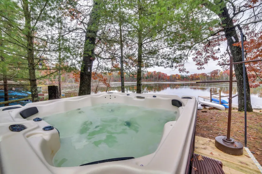 Lakefront Wisconsin Cottage w/ Dock & Hot Tub! - Image 1