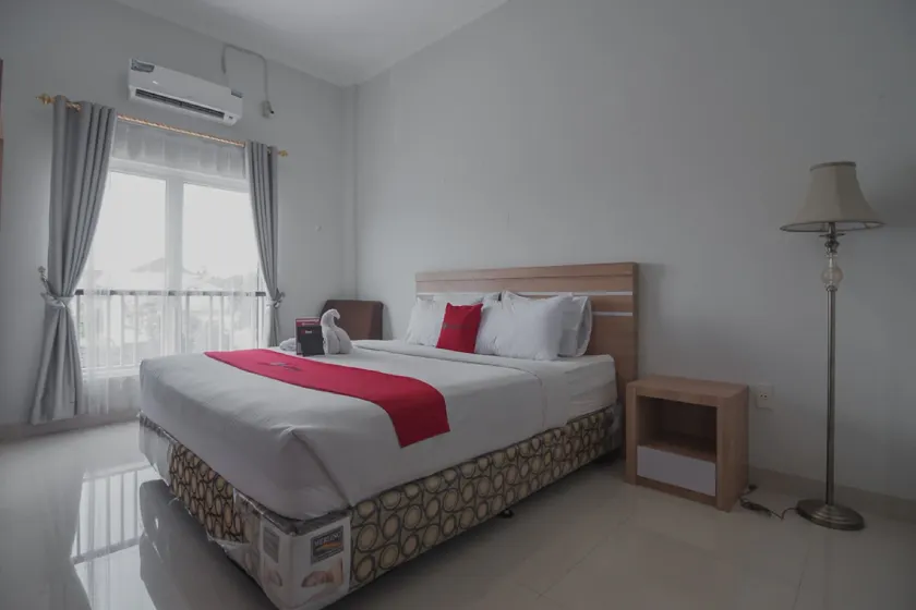 RedDoorz near Hermes Place Polonia Medan - Image 1