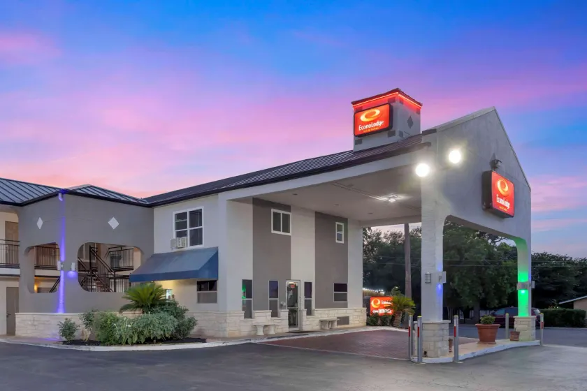 Econo Lodge Inn & Suites Near Lackland AFB - Image 1