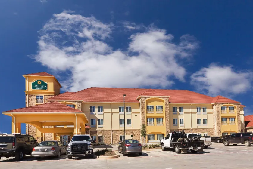 La Quinta Inn & Suites by Wyndham Floresville - Image 1